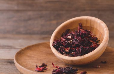 Masada kuru amber çayı ile kase