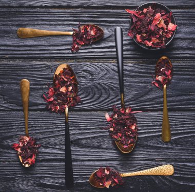 Masada kuru amber çayı ile kaşıklar ve kase