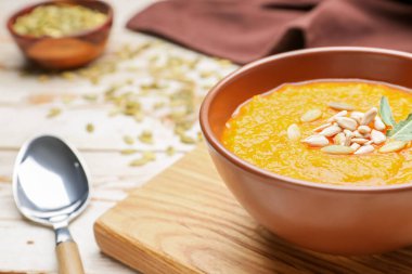 Masada lezzetli balkabağı kremalı çorba, yakın plan.