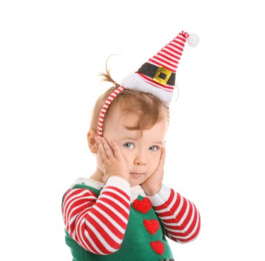 Beyaz arka planda Noel cücesi kostümlü şirin bir bebek.