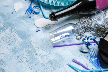 Renk arkaplanında parti üstüne parti kutlaması