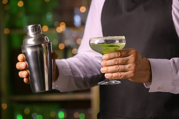 Bartender Fresh Martini Pub — Stock Photo, Image