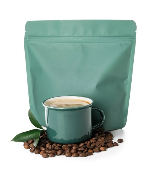 Leere Kaffeetasche Und Tasse Auf Weißem Hintergrund — Stockfoto