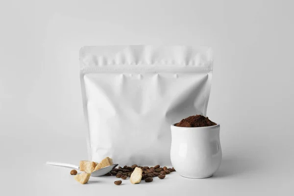 Leere Kaffeetasche Tasse Mit Bohnen Und Zucker Auf Hellem Hintergrund — Stockfoto