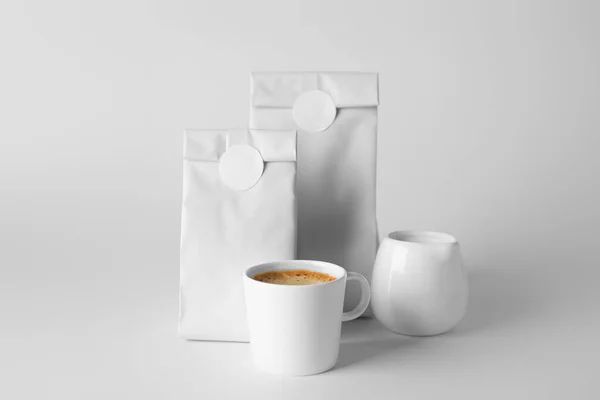 Bolsas Café Blanco Taza Jarra Leche Sobre Fondo Claro — Foto de Stock