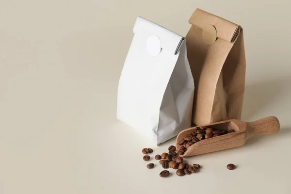Чистые Кофейные Пакетики Совок Светлом Фоне — стоковое фото
