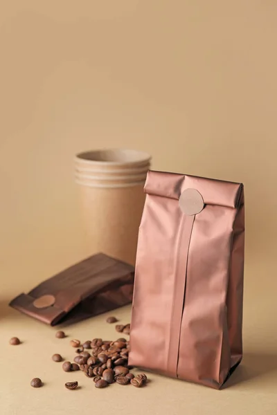 Blanco Koffiezakken Kopje Kleur Achtergrond — Stockfoto