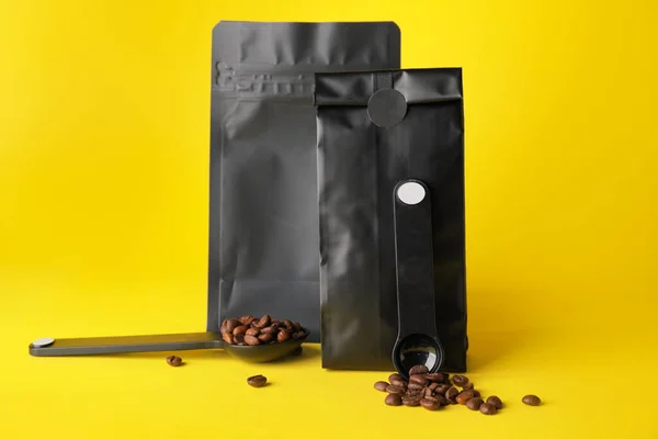 Leere Kaffeetüten Auf Farbigem Hintergrund — Stockfoto