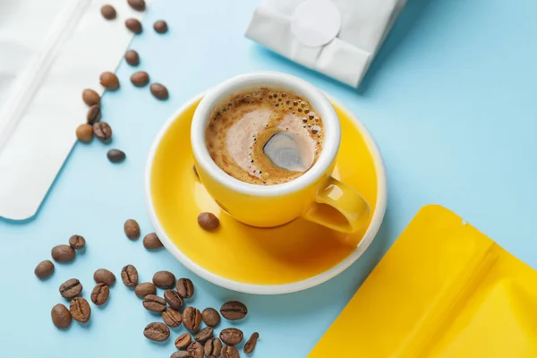 Tasse Heißen Kaffee Und Tüten Auf Farbigem Hintergrund — Stockfoto