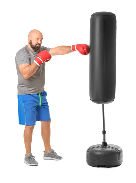 Uomo Sovrappeso Guanti Boxe Colpire Sacco Boxe Sfondo Bianco Perdita — Foto Stock