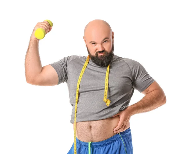 超重男子与测量带和哑铃的白色背景 体重减轻概念 — 图库照片