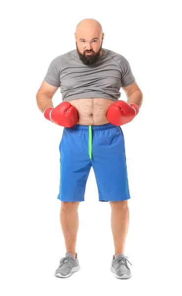 身穿白色背景拳击手套的超重男子 体重减轻概念 — 图库照片
