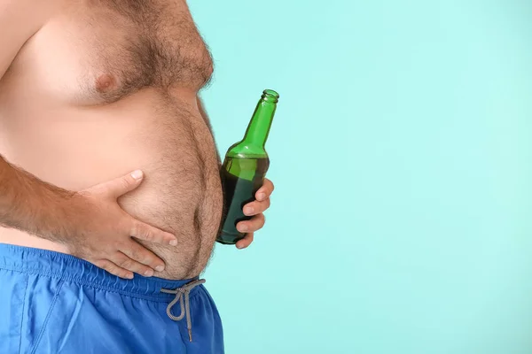 Uomo Sovrappeso Con Birra Sullo Sfondo Colore — Foto Stock