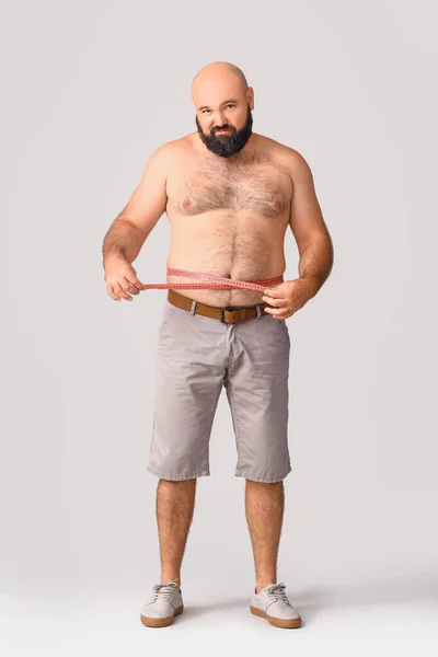 Υπερβαρών Άνθρωπος Μέτρηση Ταινία Γκρι Φόντο Έννοια Απώλειας Βάρους — Φωτογραφία Αρχείου