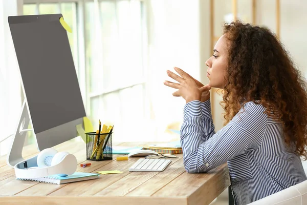 Afro Amerikaanse Vrouw Werkt Computer Thuis — Stockfoto