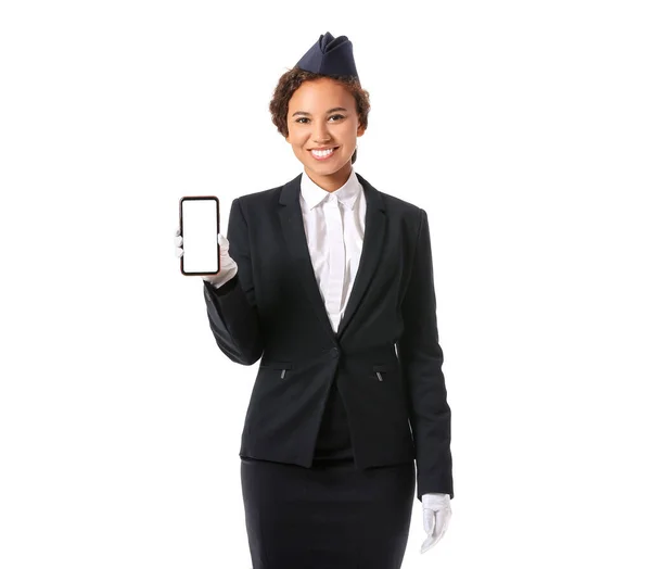 Schöne Afroamerikanische Stewardess Mit Handy Auf Weißem Hintergrund — Stockfoto