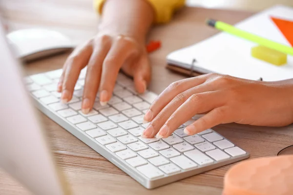 African American Woman Working Computer Home Closeup — Stock Photo, Image