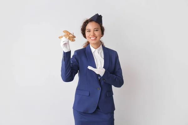 Piękna Afroamerykańska Stewardessa Zabawkowym Samolotem Szarym Tle — Zdjęcie stockowe