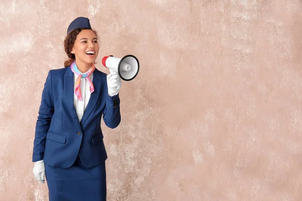 Schöne Afroamerikanische Stewardess Mit Megafon Auf Farbigem Hintergrund — Stockfoto