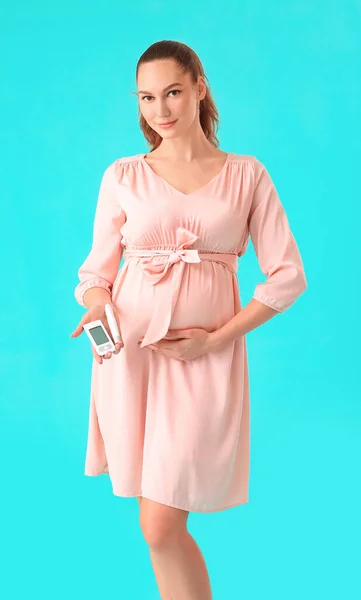Беременная Диабетическая Женщина Цифровым Глюкометром Ручкой Ланцета Цветном Фоне — стоковое фото
