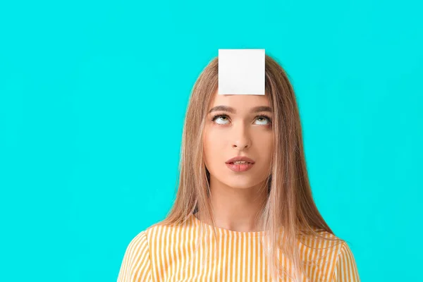 Young Woman Small Blank Paper Sheet Her Forehead Color Background — Stock Photo, Image