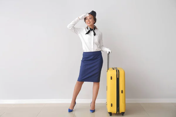 Schöne Afroamerikanische Stewardess Mit Gepäck Der Nähe Der Grauen Wand — Stockfoto