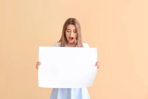 Surpreendida Jovem Com Folha Papel Branco Sobre Fundo Cor — Fotografia de Stock