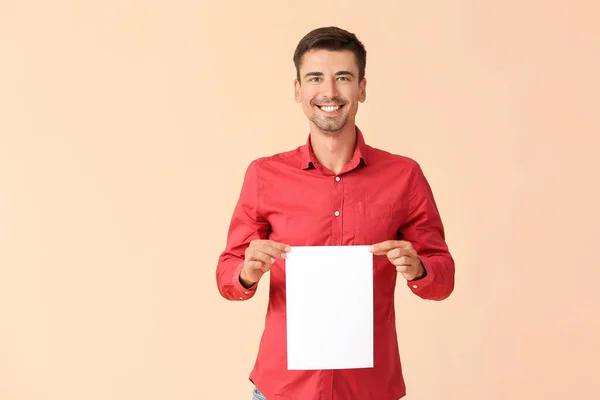 Jovem Com Folha Papel Branco Sobre Fundo Cor — Fotografia de Stock