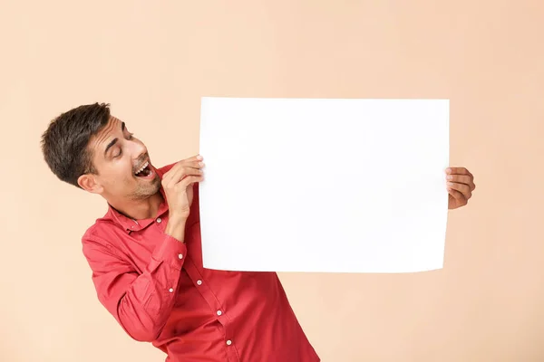 Jovem Surpreso Com Folha Papel Branco Sobre Fundo Cor — Fotografia de Stock