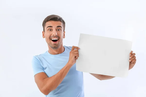 Joven Con Hoja Papel Blanco Sobre Fondo Blanco — Foto de Stock