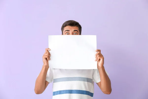 Joven Sorprendido Con Hoja Papel Blanco Sobre Fondo Color — Foto de Stock