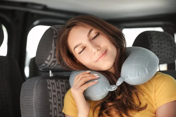 Hermosa Mujer Joven Con Almohada Viaje Sentado Coche —  Fotos de Stock