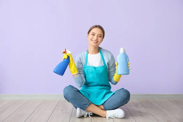 Νεαρή Γυναίκα Είδη Καθαρισμού Κάθεται Κοντά Στον Τοίχο Χρώμα — Φωτογραφία Αρχείου