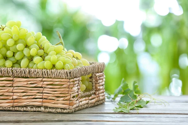 Basket Ripe Grapes Table Outdoors — Stock Photo, Image