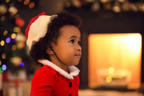 圣诞节前夕 在家里可爱的美籍黑人女婴 — 图库照片