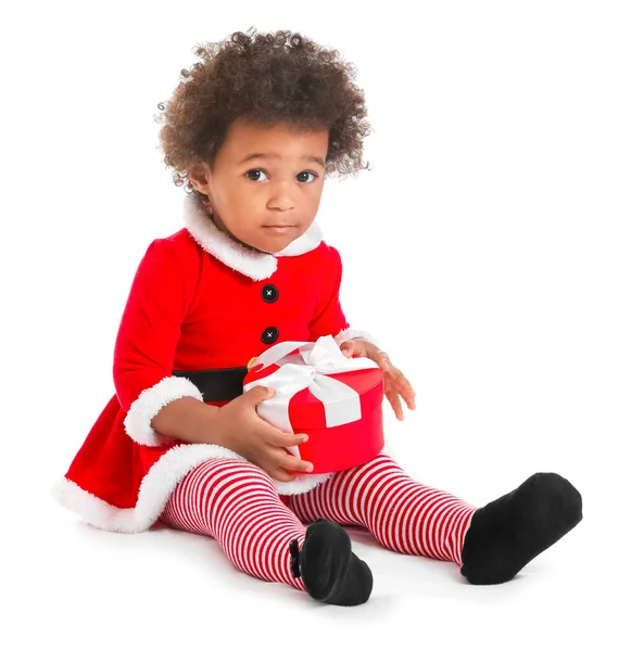 漂亮的非洲裔美国女婴 穿着圣诞老人的衣服 背景是白色的圣诞礼物 — 图库照片