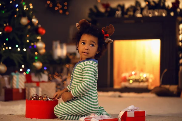 Cute African American Baby Girl Gift Home Christmas Eve — Stock Photo, Image