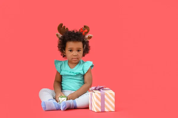 Cute African American Baby Girl Christmas Gifts Color Background — Stock Photo, Image