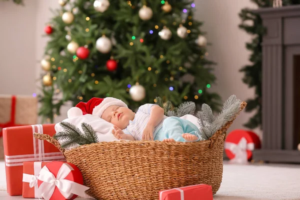 Bebê Bonito Dormindo Cesta Casa Véspera Natal — Fotografia de Stock