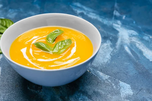 Вкусный Суп Тыквенного Крема Миске Цветном Фоне — стоковое фото