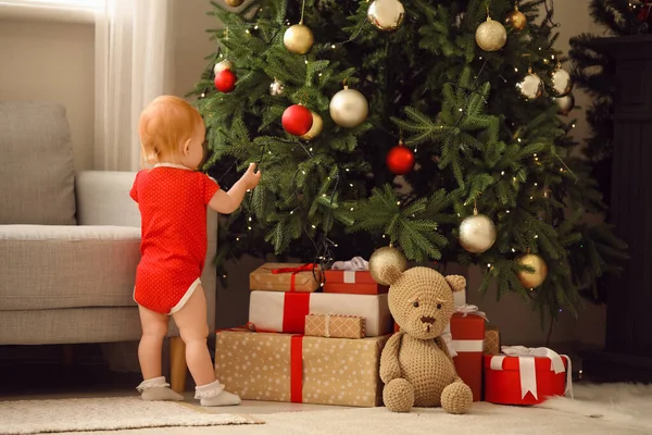 Schattige Kleine Baby Buurt Van Kerstboom Thuis — Stockfoto