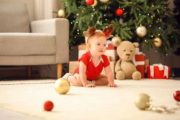 Niedliches Kleines Baby Weihnachtlich Dekorierten Zimmer — Stockfoto