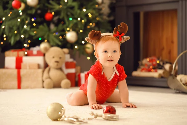 Mignon Petit Bébé Dans Chambre Décorée Pour Noël — Photo
