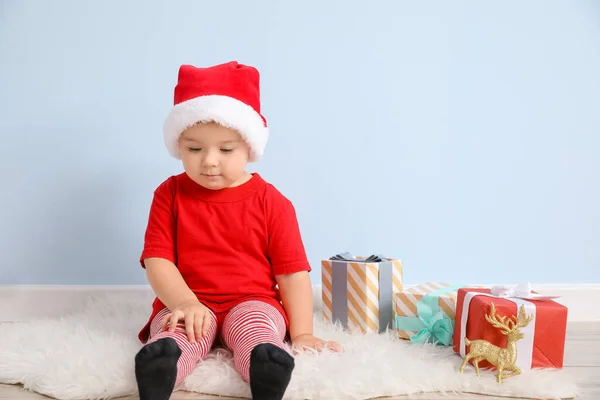 Niedliches Kleines Baby Mit Weihnachtsgeschenken Der Nähe Der Farbwand — Stockfoto