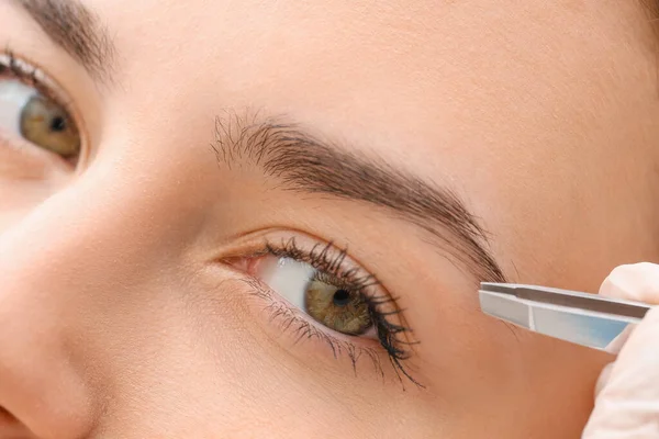 Young Woman Undergoing Eyebrow Correction Procedure Beauty Salon Closeup — Stock Photo, Image