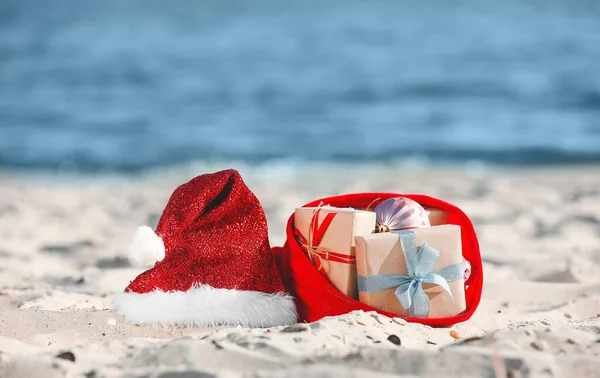 Borsa Babbo Natale Con Regali Cappello Sulla Spiaggia — Foto Stock