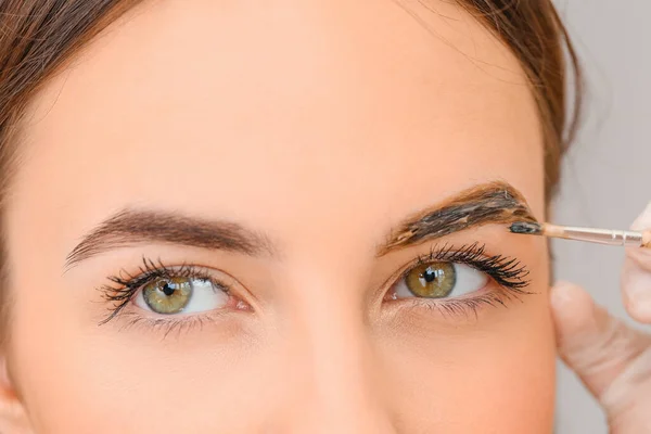 Mujer Joven Sometida Procedimiento Corrección Cejas Salón Belleza Primer Plano —  Fotos de Stock