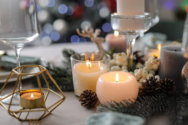 クリスマスの装飾と美しいテーブルの設定 — ストック写真