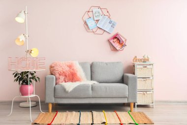 Oturma odasının içindeki şık kanepe.