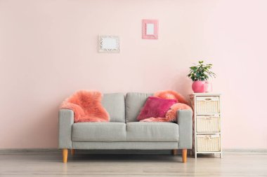 Oturma odasının içindeki şık kanepe.